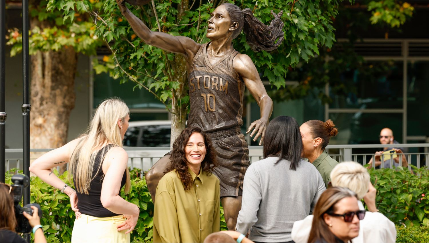 Storm fans erupt as LJ returns to Seattle | Basketball.com.au